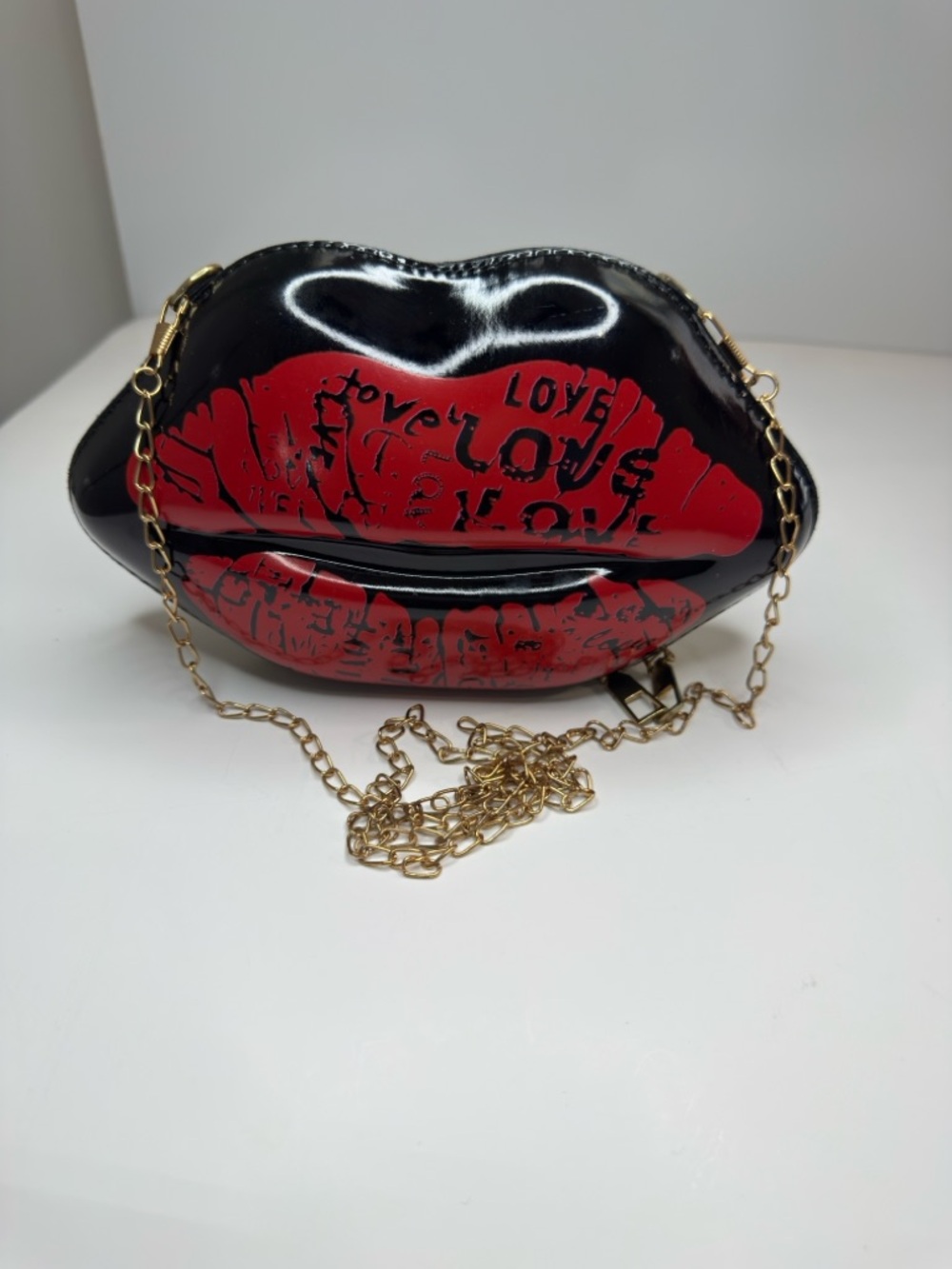 Black & Red Lip-Shaped Crossbody Bag with Gold Chain